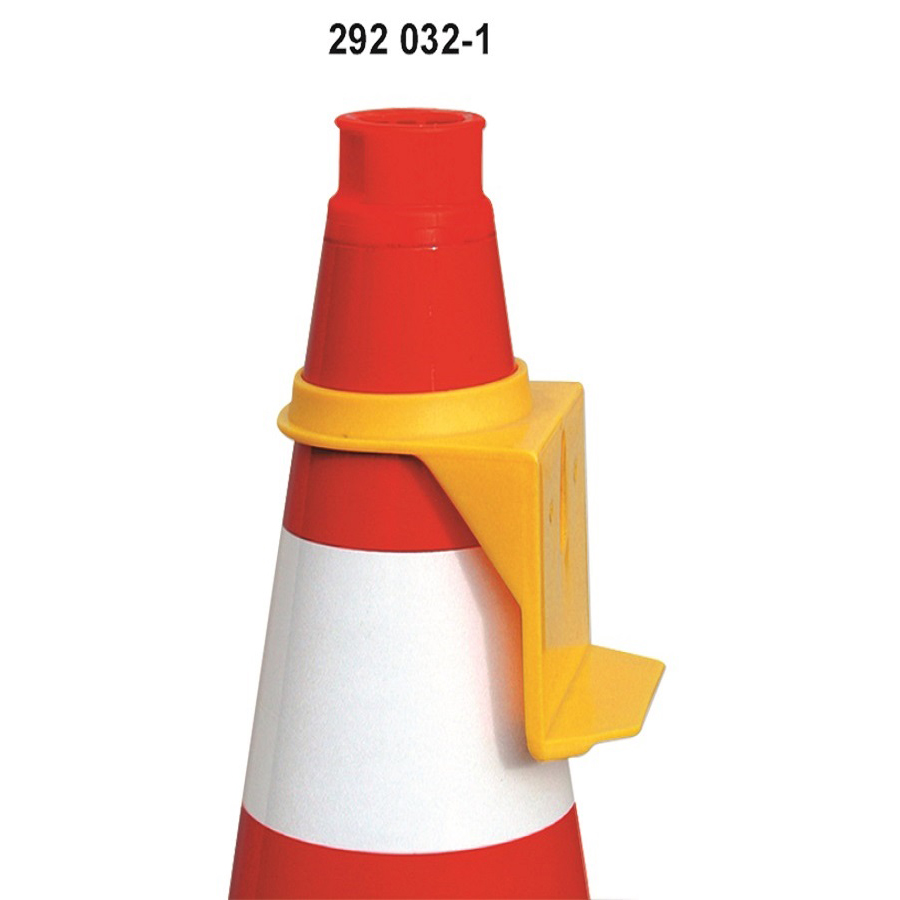 Halter zur Befestigung von Leuchten auf Leitkegeln